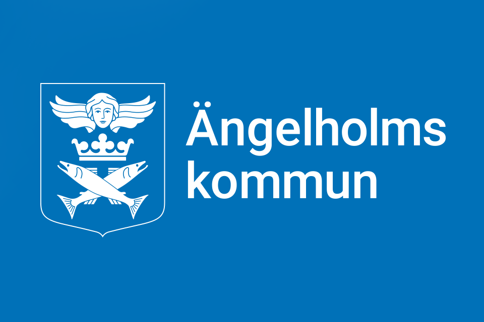 Logotyp för Ängelholms kommun. I blått fält två korslagda laxar av silver under en krona av guld och däröver en kerub av silver.