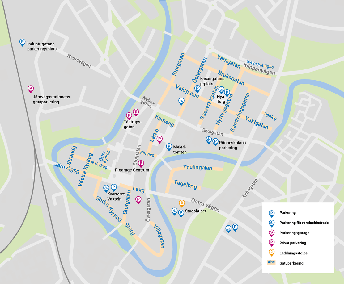 Karta över centrala Ängelholm. Parkeringsplatser utsatta med P. Illustration. 